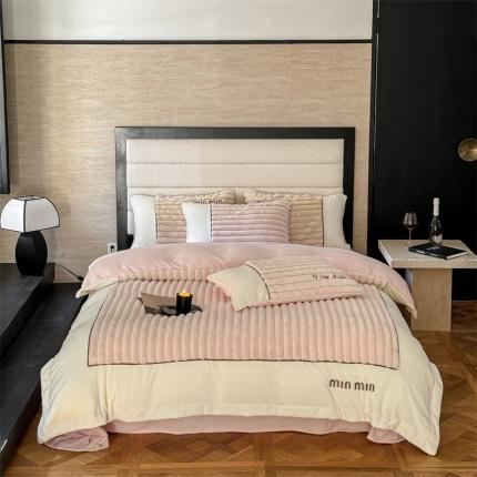 91家纺网 家纺一手货源 找家纺 名品优仓 2024新款条纹兔绒拼绒边四件套-安露丝 安露丝-优雅粉