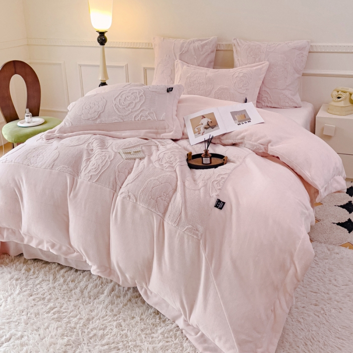 91家纺网 家纺一手货源 找家纺 品家居 2025新款AB版高克重兔绒牛奶绒四件套-花颂 花颂-粉色