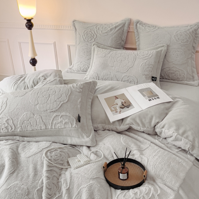 91家纺网 家纺一手货源 找家纺 品家居 2025新款AB版高克重兔绒牛奶绒四件套-花颂 花颂-灰色