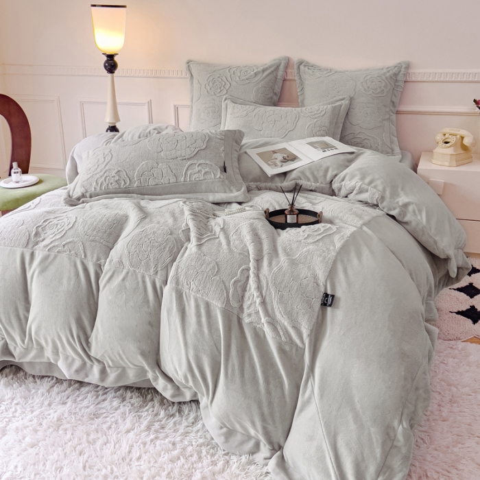 91家纺网 家纺一手货源 找家纺 品家居 2025新款AB版高克重兔绒牛奶绒四件套-花颂 花颂-灰色