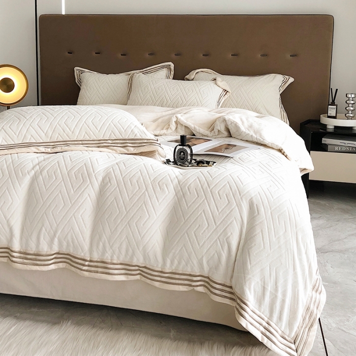 91家纺网 家纺一手货源 找家纺 乐蔻 2022轻奢纯色宽边烂花牛奶绒刺绣四件套 纪梵 凌波