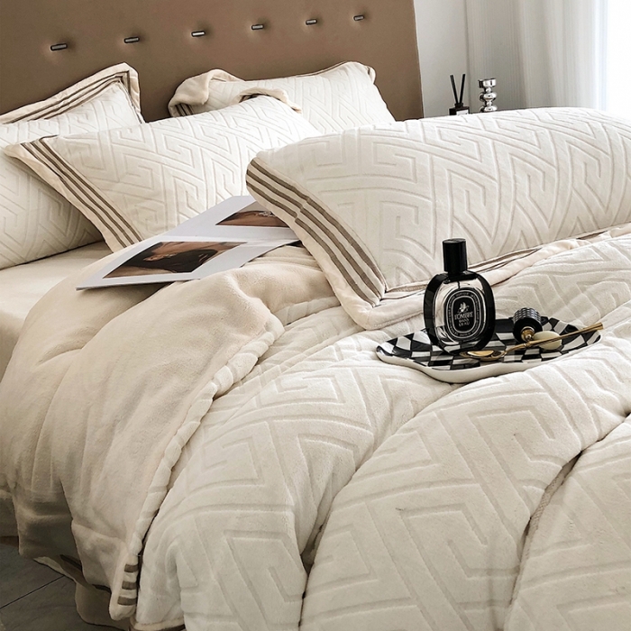 91家纺网 家纺一手货源 找家纺 乐蔻 2022轻奢纯色宽边烂花牛奶绒刺绣四件套 纪梵 凌波