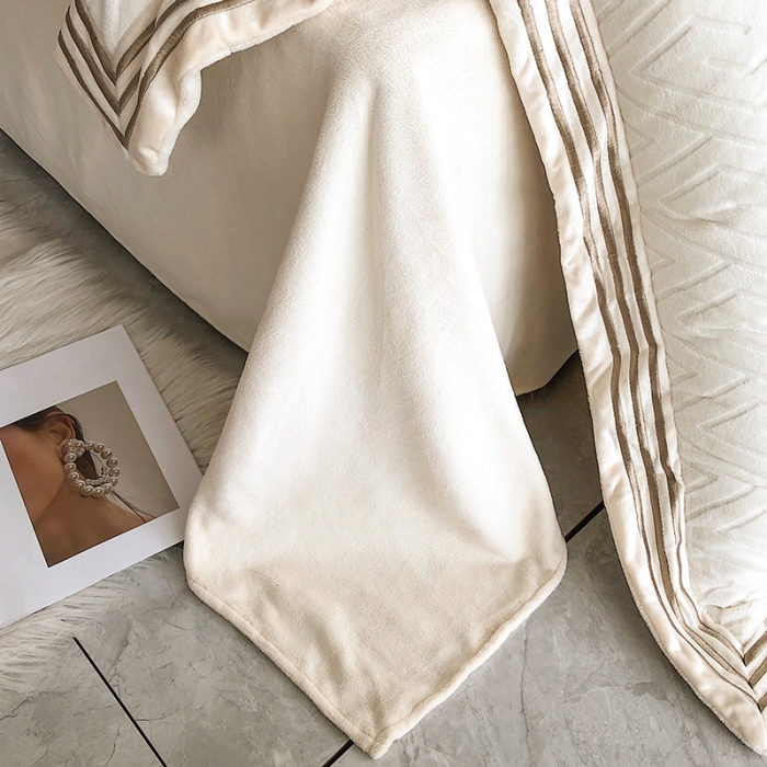 91家纺网 家纺一手货源 找家纺 乐蔻 2022轻奢纯色宽边烂花牛奶绒刺绣四件套 纪梵 凌波