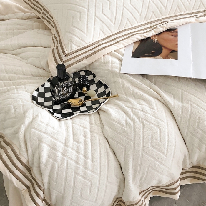 91家纺网 家纺一手货源 找家纺 乐蔻 2022轻奢纯色宽边烂花牛奶绒刺绣四件套 纪梵 凌波