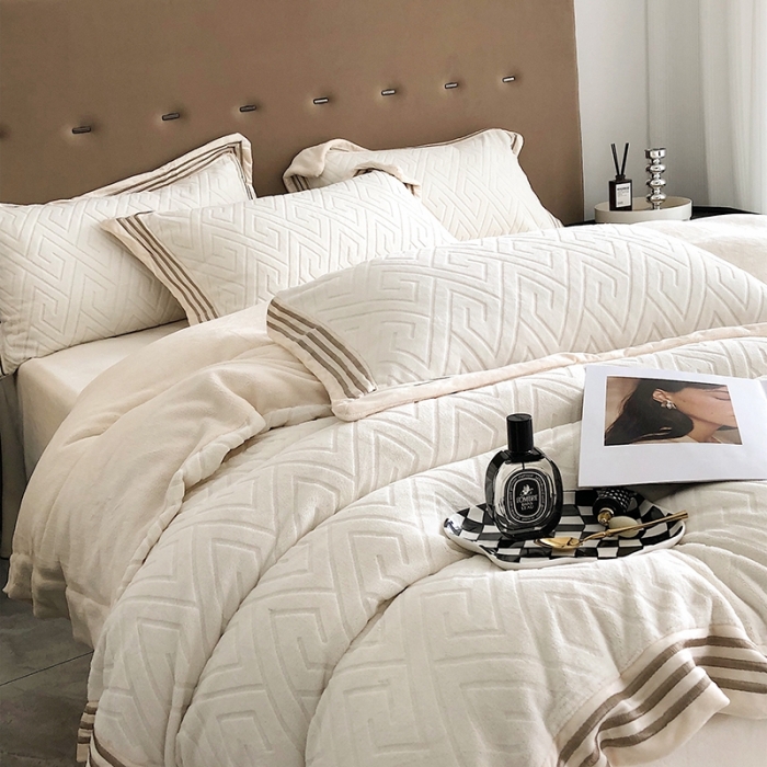 91家纺网 家纺一手货源 找家纺 乐蔻 2022轻奢纯色宽边烂花牛奶绒刺绣四件套 纪梵 凌波