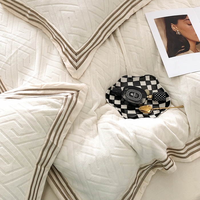 91家纺网 家纺一手货源 找家纺 乐蔻 2022轻奢纯色宽边烂花牛奶绒刺绣四件套 纪梵 凌波