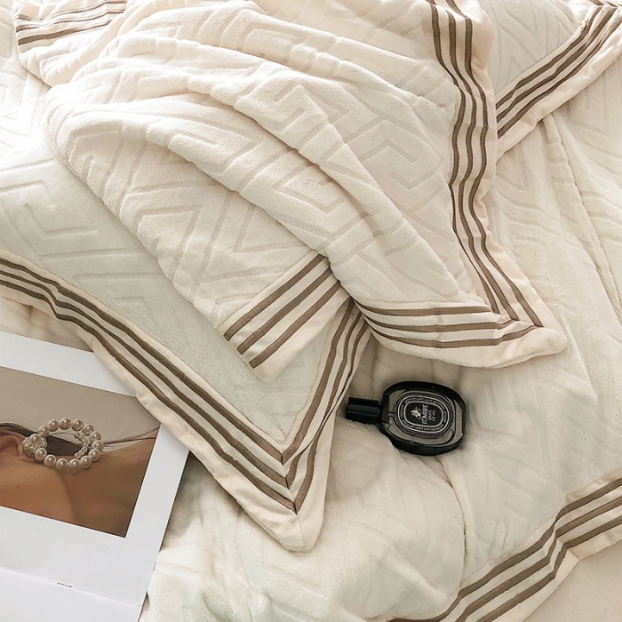 91家纺网 家纺一手货源 找家纺 乐蔻 2022轻奢纯色宽边烂花牛奶绒刺绣四件套 纪梵 凌波