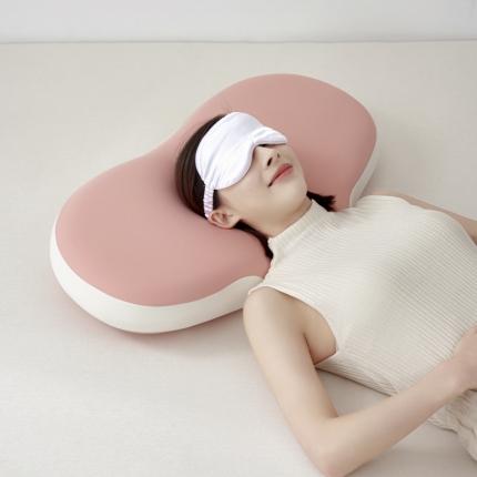 91家纺网 家纺一手货源 找家纺 麦肯锡 2024新款生物基零压力爱心枕模特图45*65 梅子粉橘