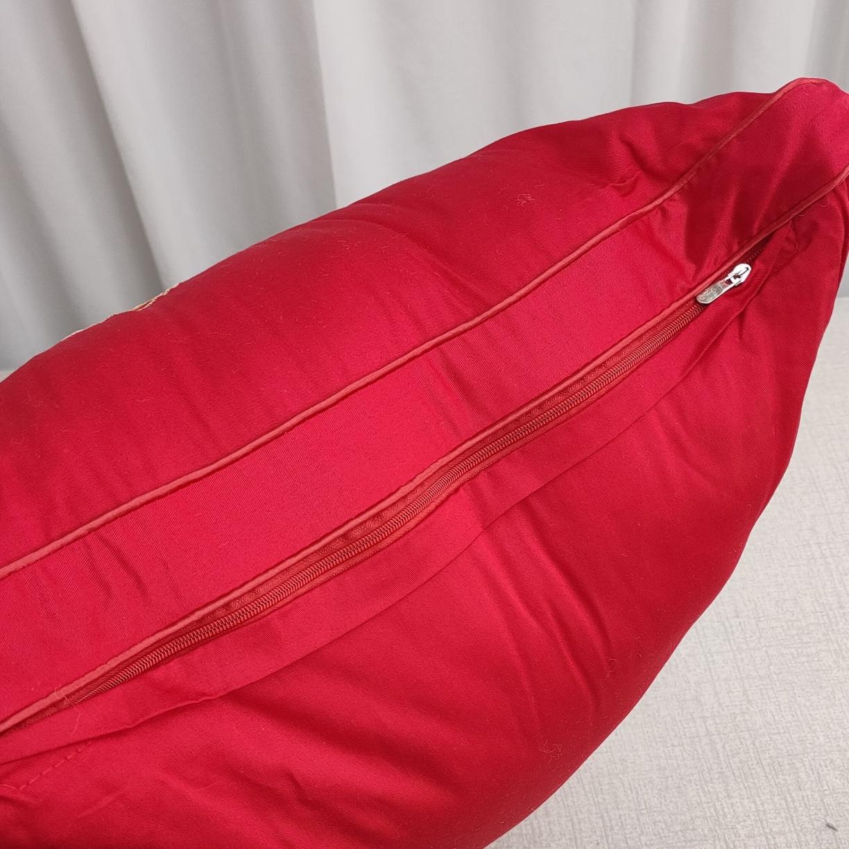 91家纺网 家纺一手货源 找家纺 荣运枕业 莫代尔全棉婚庆枕芯刺绣款羽丝绒纯棉立体枕头