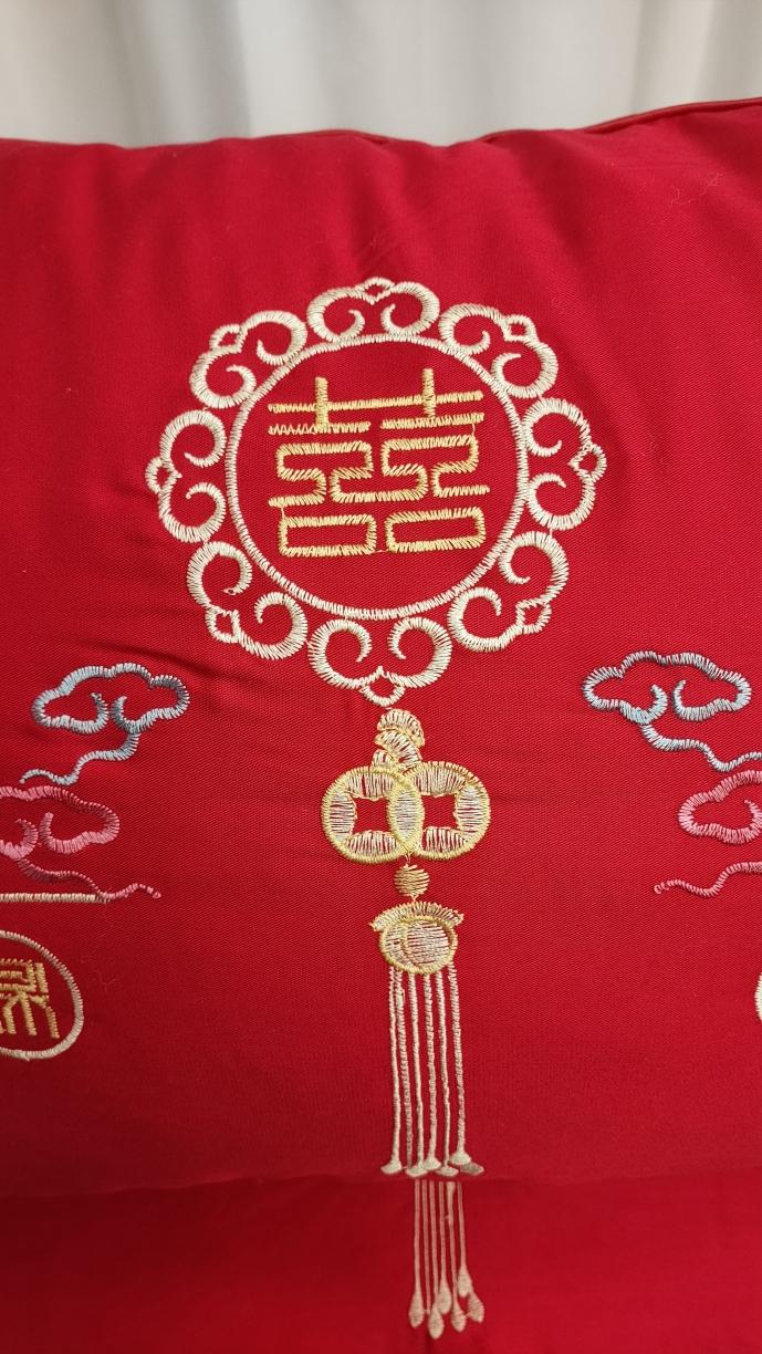 91家纺网 家纺一手货源 找家纺 荣运枕业 莫代尔全棉婚庆枕芯刺绣款羽丝绒纯棉立体枕头