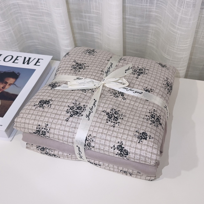 91家纺网 家纺一手货源 找家纺 爱思佳 2024新款A类母婴全棉双层纱印花四件套 复古布朗尼