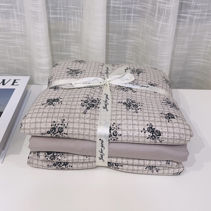 91家纺网 家纺一手货源 找家纺 爱思佳 2024新款A类母婴全棉双层纱印花四件套 复古布朗尼