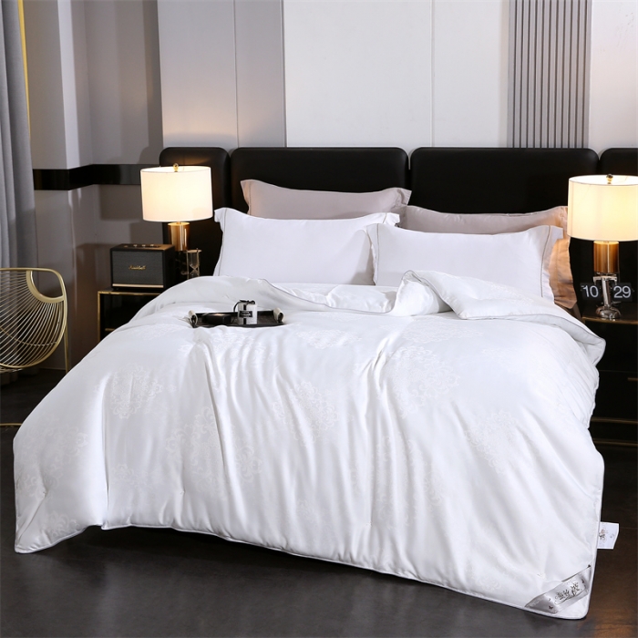 91家纺网 家纺一手货源 找家纺 恒鑫家纺 2025新款提花蚕丝被 月光白