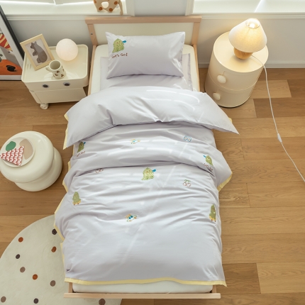 91家纺网 家纺一手货源 找家纺 全棉绣花幼儿园被子三件套儿童午睡棉被褥宝宝入园六件套 滑板恐龙-灰