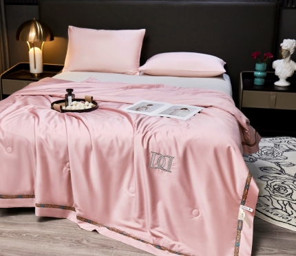 91家纺网 家纺一手货源 找家纺 2025新款轻奢天丝刺绣夏凉被空调被蚕蛹蛋白纤维夏被 浅粉