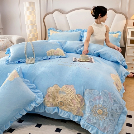 91家纺网 家纺一手货源 找家纺 漫布云秋冬230g9.5斤全消光牛奶绒四件套法式公主风婴儿绒雪纺花边款