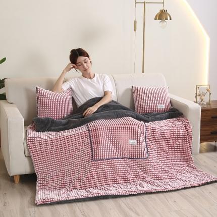 91家纺网 家纺一手货源 找家纺 吉利 2023新款剪彩格牛奶绒抱枕被豆沙粉