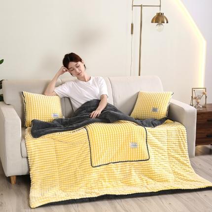 91家纺网 家纺一手货源 找家纺 吉利 2023新款剪彩格牛奶绒抱枕被生姜黄