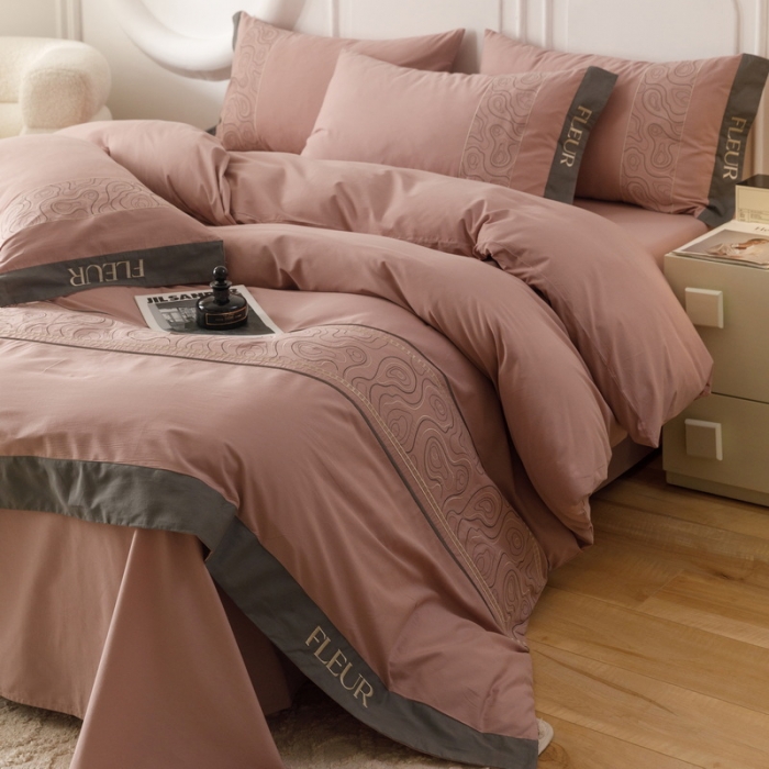 91家纺网 家纺一手货源 找家纺 艾莱家纺  2024新款A类全棉水洗棉加厚绣花四件套 威廉-豆沙红