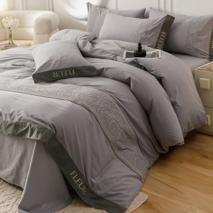 91家纺网 家纺一手货源 找家纺 艾莱家纺  2024新款A类全棉水洗棉加厚绣花四件套 威廉-蓝莓灰