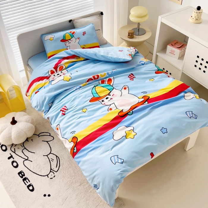 91家纺网 家纺一手货源 找家纺 乐秀 2025新款40S全棉13372幼儿园三件套六件套 滑板小兔