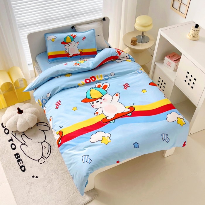 91家纺网 家纺一手货源 找家纺 乐秀 2025新款40S全棉13372幼儿园三件套六件套 滑板小兔