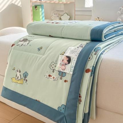 91家纺网 家纺一手货源 找家纺 帕拉美拉 2025新款冰凉丝凉感丝手包大宽边夏被 可爱奶狗