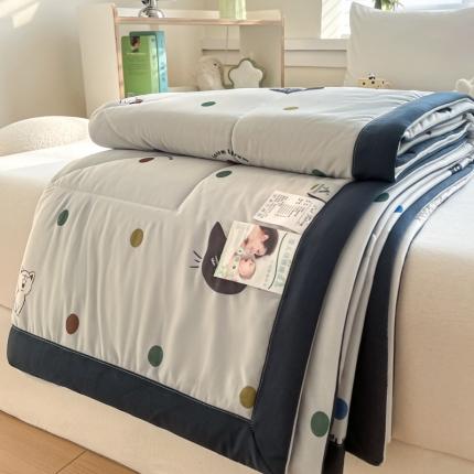 91家纺网 家纺一手货源 找家纺 帕拉美拉 2025新款冰凉丝凉感丝手包大宽边夏被 酷酷猫