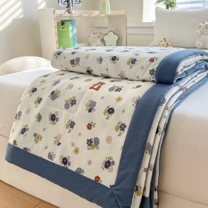 91家纺网 家纺一手货源 找家纺 帕拉美拉 2025新款冰凉丝凉感丝手包大宽边夏被 小熊花园蓝