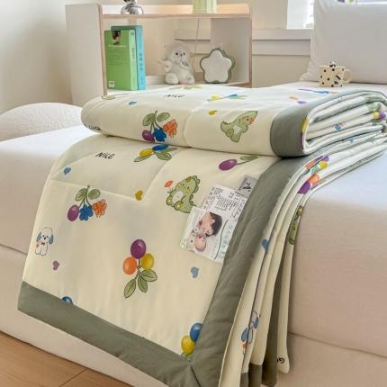 91家纺网 家纺一手货源 找家纺 帕拉美拉 2025新款冰凉丝凉感丝手包大宽边夏被 樱桃恐龙