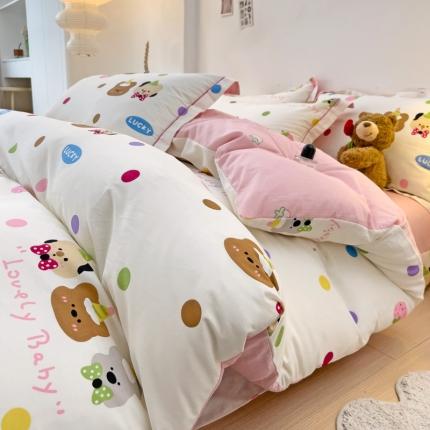 91家纺网 家纺一手货源 找家纺 乐童2024新款直播爆款13070纯棉印花吊边款一字绣四件套 草莓派对