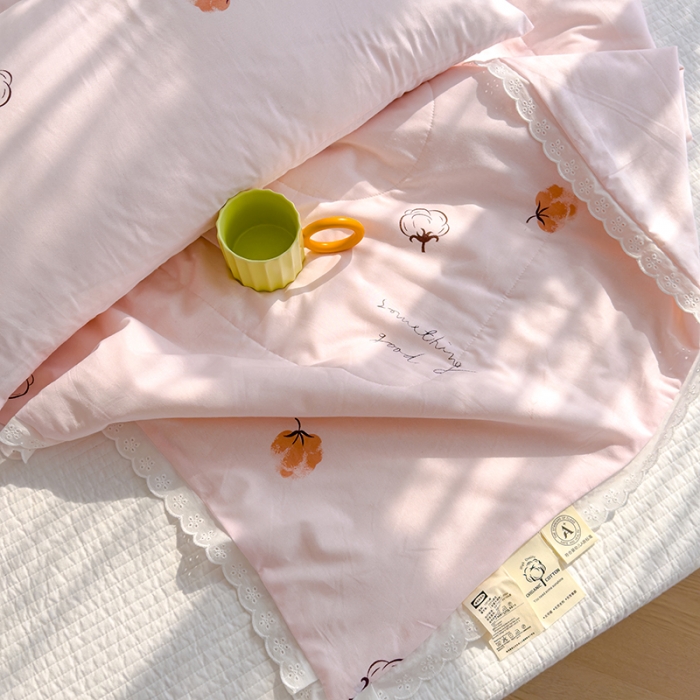 91家纺网 家纺一手货源 找家纺 芯恋 2025新款韩版花边里外全棉棉花夏被春秋被 棉花朵朵-肉桂粉