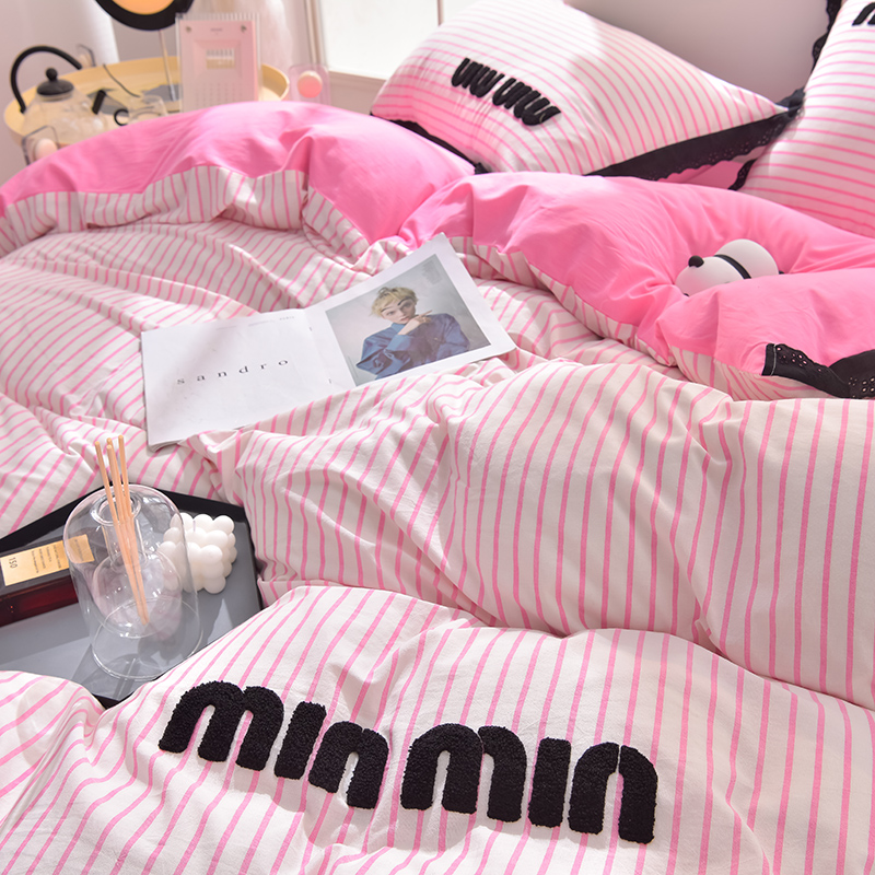 91家纺网 家纺一手货源 找家纺 炫拼 2025直播爆款新款A类全棉水洗棉毛巾绣四件套--赫本风 赫本—蜜恋