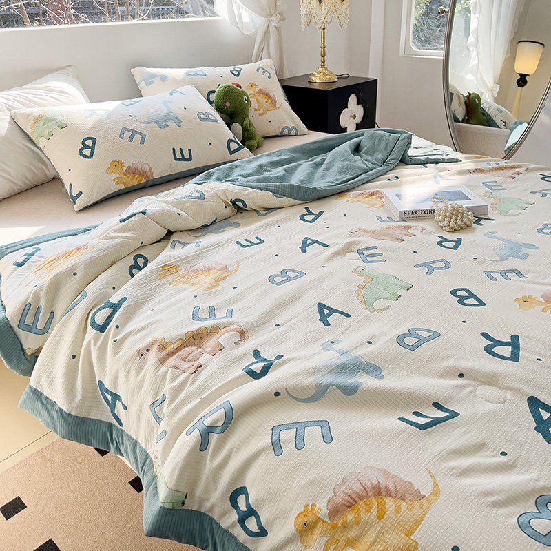91家纺网 家纺一手货源 找家纺 星巴K家纺 2024新款小清新柔软泡泡棉夏凉被被子空调被夏被 字母恐龙