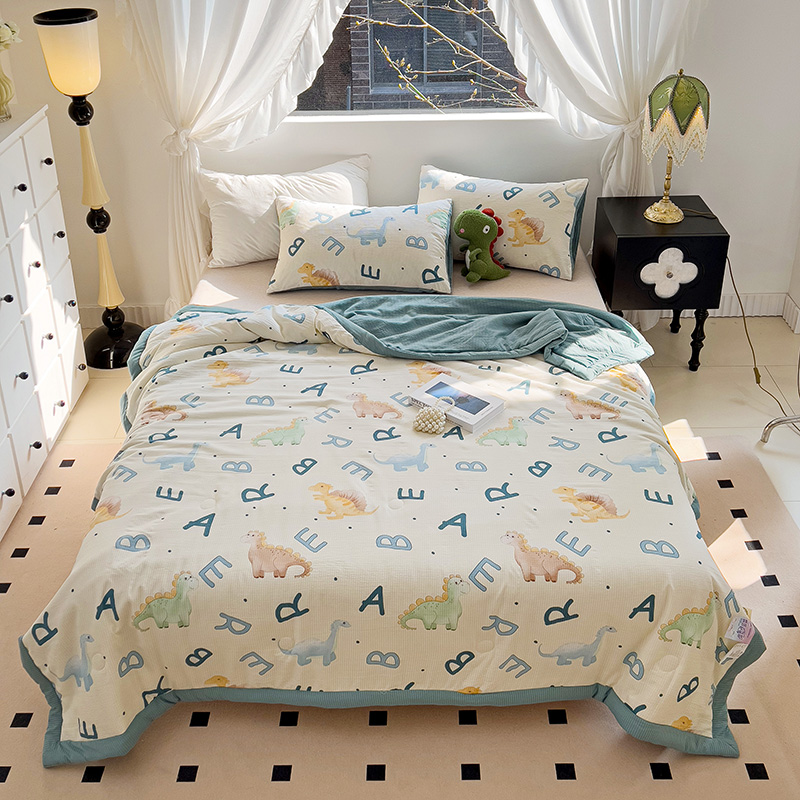 91家纺网 家纺一手货源 找家纺 星巴K家纺 2024新款小清新柔软泡泡棉夏凉被被子空调被夏被 字母恐龙
