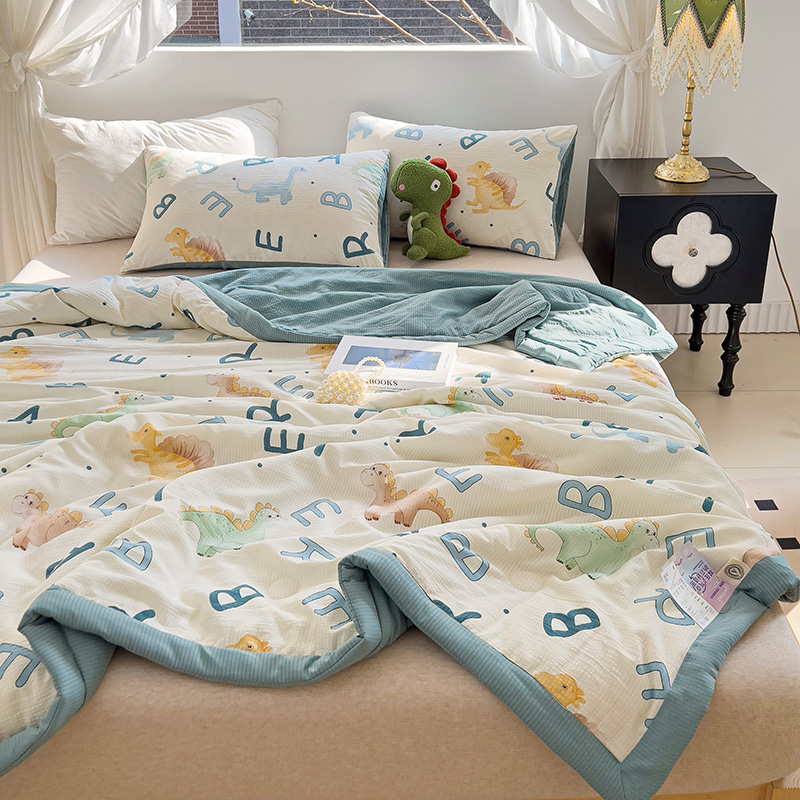 91家纺网 家纺一手货源 找家纺 星巴K家纺 2024新款小清新柔软泡泡棉夏凉被被子空调被夏被 字母恐龙