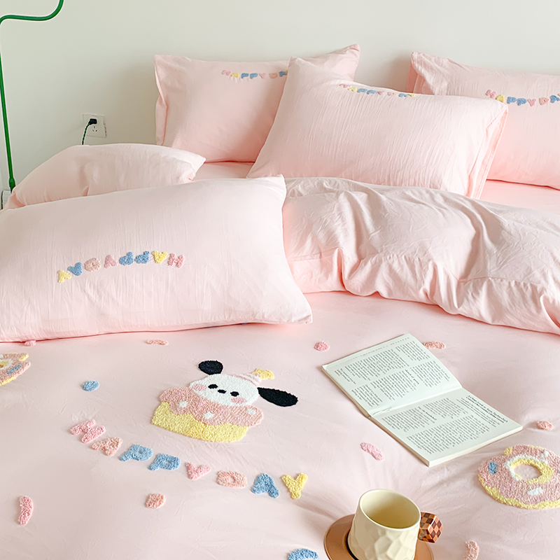 91家纺网 家纺一手货源 找家纺 凯儿2024新款水洗棉卡通毛巾绣四件套-专版花型 甜圈狗狗粉