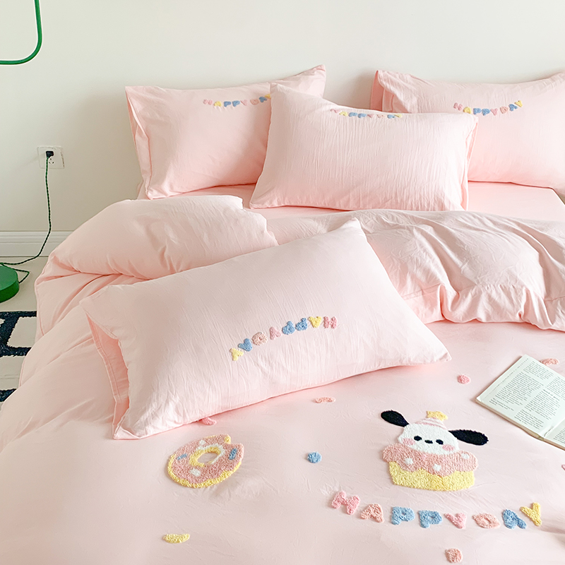 91家纺网 家纺一手货源 找家纺 凯儿2024新款水洗棉卡通毛巾绣四件套-专版花型 甜圈狗狗粉