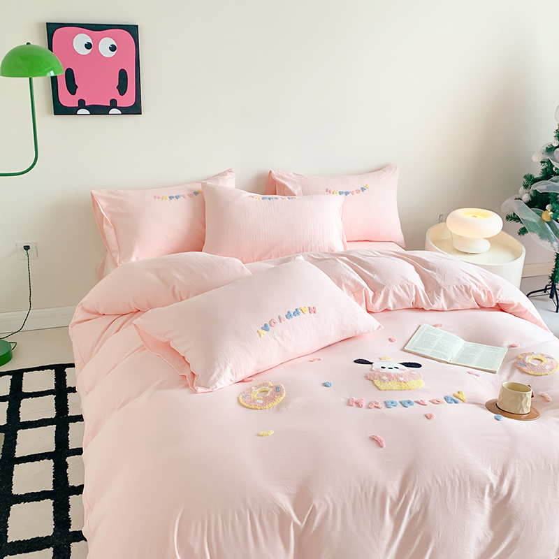 91家纺网 家纺一手货源 找家纺 凯儿2024新款水洗棉卡通毛巾绣四件套-专版花型 甜圈狗狗粉