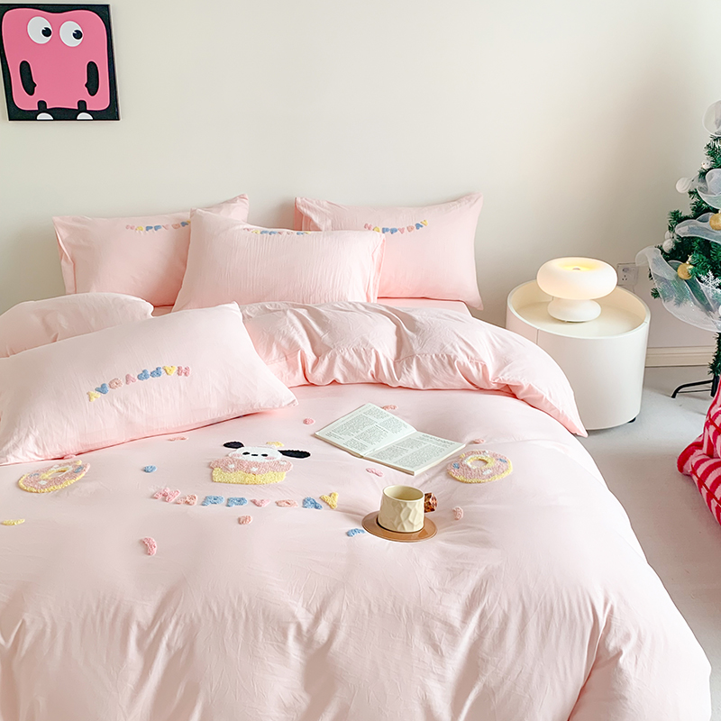 91家纺网 家纺一手货源 找家纺 凯儿2024新款水洗棉卡通毛巾绣四件套-专版花型 甜圈狗狗粉