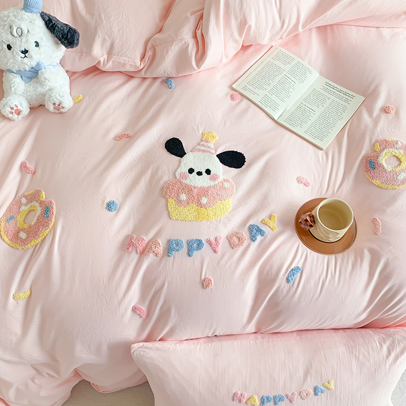 91家纺网 家纺一手货源 找家纺 凯儿2024新款水洗棉卡通毛巾绣四件套-专版花型 甜圈狗狗粉