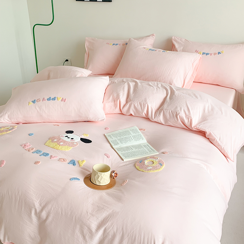 91家纺网 家纺一手货源 找家纺 凯儿2024新款水洗棉卡通毛巾绣四件套-专版花型 甜圈狗狗粉