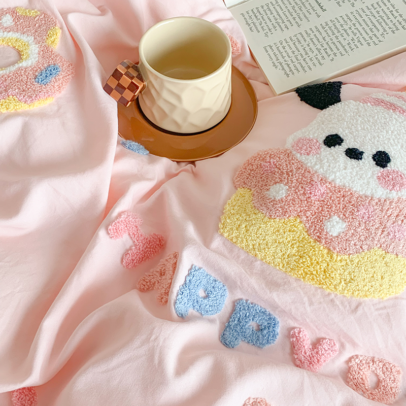 91家纺网 家纺一手货源 找家纺 凯儿2024新款水洗棉卡通毛巾绣四件套-专版花型 甜圈狗狗粉