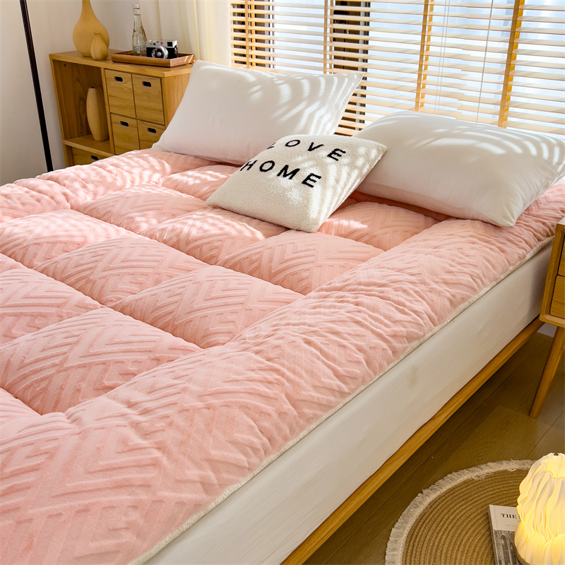 91家纺网 家纺一手货源 找家纺 芯元素 2024新款雕花牛奶绒羊羔床垫 粉桃桃