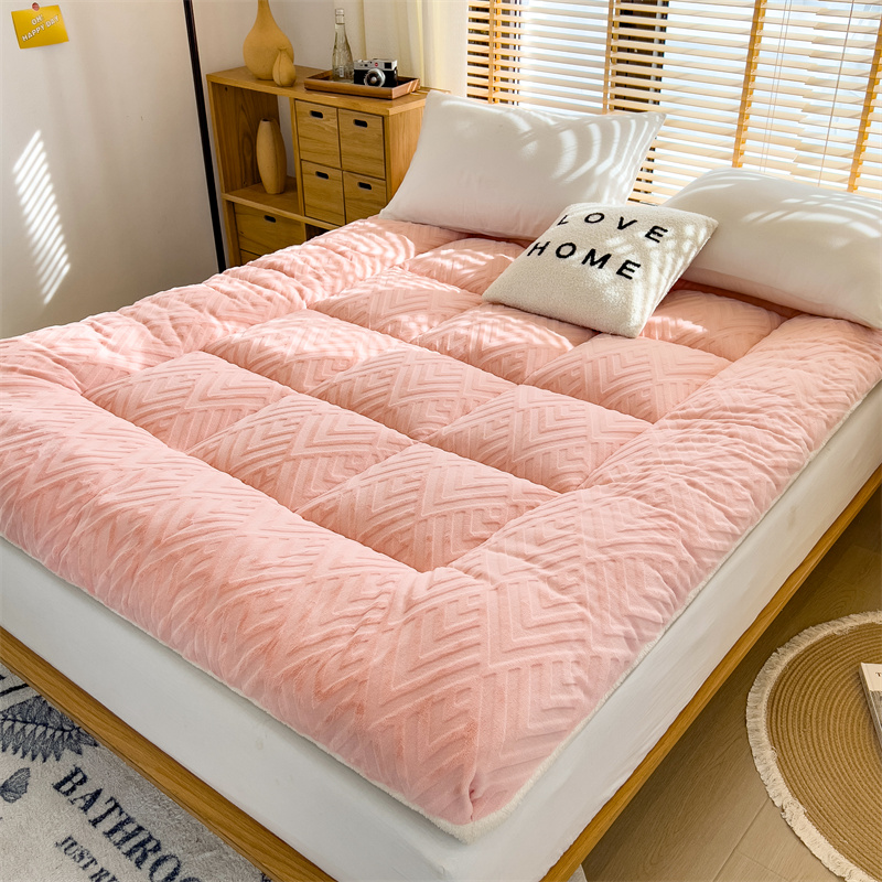 91家纺网 家纺一手货源 找家纺 芯元素 2024新款雕花牛奶绒羊羔床垫 粉桃桃