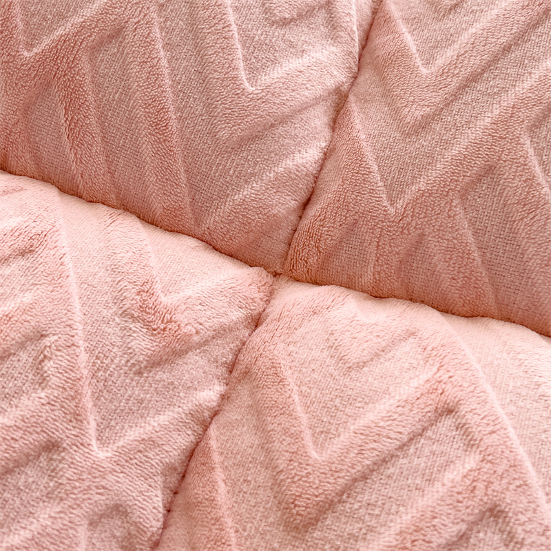 91家纺网 家纺一手货源 找家纺 芯元素 2024新款雕花牛奶绒羊羔床垫 粉桃桃