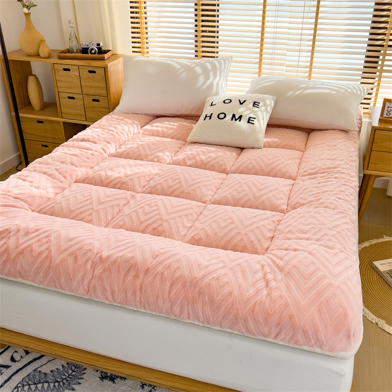 91家纺网 家纺一手货源 找家纺 芯元素 2024新款雕花牛奶绒羊羔床垫 粉桃桃