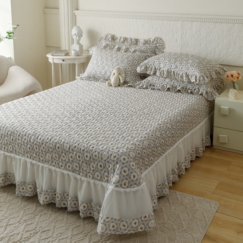 91家纺网 家纺一手货源 找家纺 （总）胜权  2024新款高端欧根纱全棉印花夹棉床盖单品