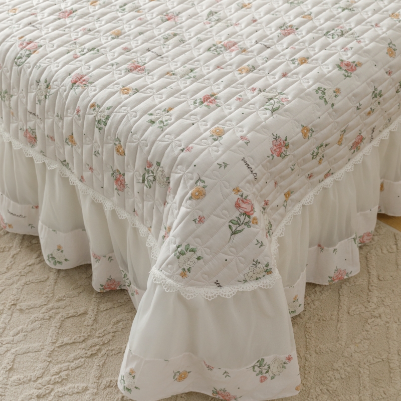 91家纺网 家纺一手货源 找家纺 胜权  2024新款高端欧根纱全棉印花夹棉床盖单品 花兮白