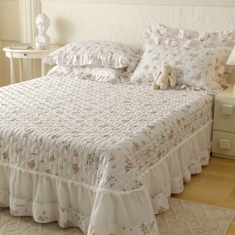 91家纺网 家纺一手货源 找家纺 胜权  2024新款高端欧根纱全棉印花夹棉床盖单品 花兮白